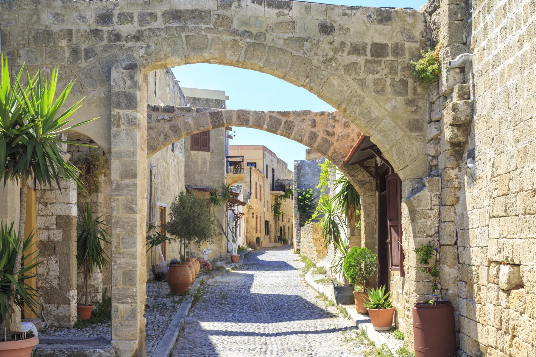 historischen gassen der altstadt rhodos mit blumen auf rhodos, dodekanes, griechenland