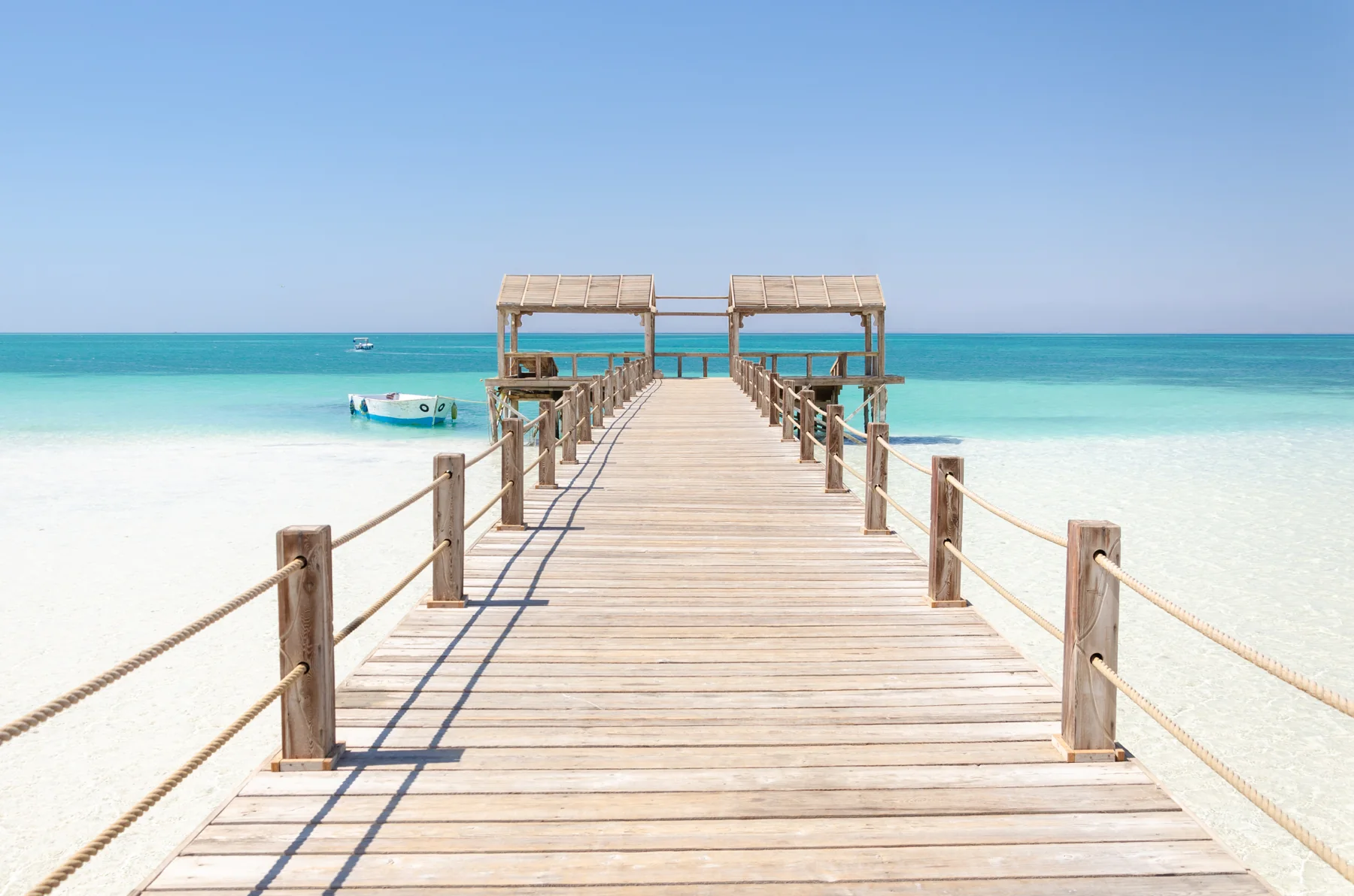 hölzerner pier auf der insel giftun, hurghada, rotes meer, ägypten. urlaub und urlaubskonzept.